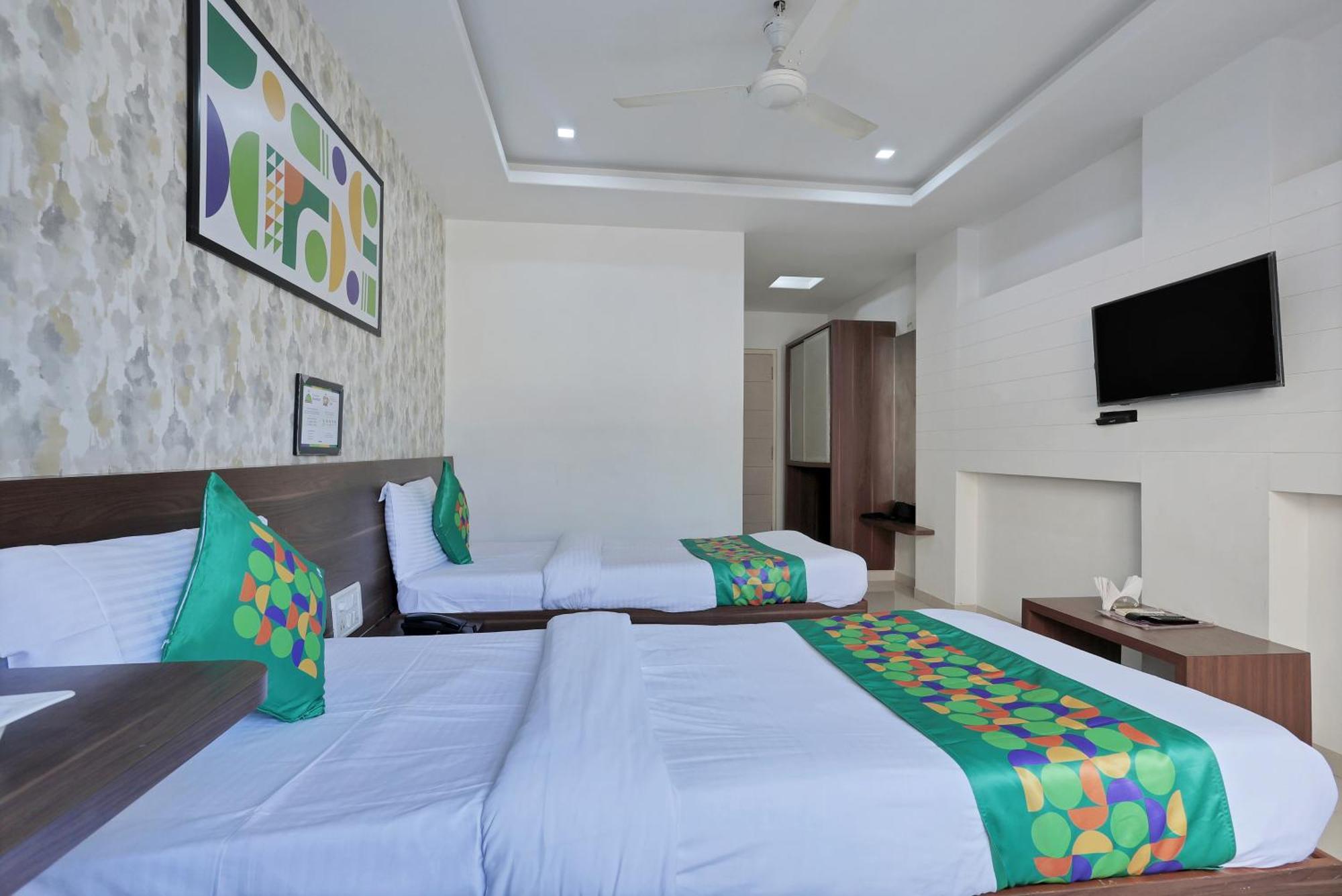 Hotel Rvg Vadodara Exterior foto
